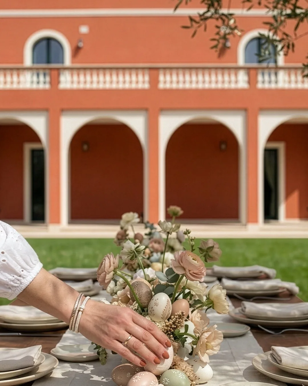A reception laid out beneath the arches at La Baronella